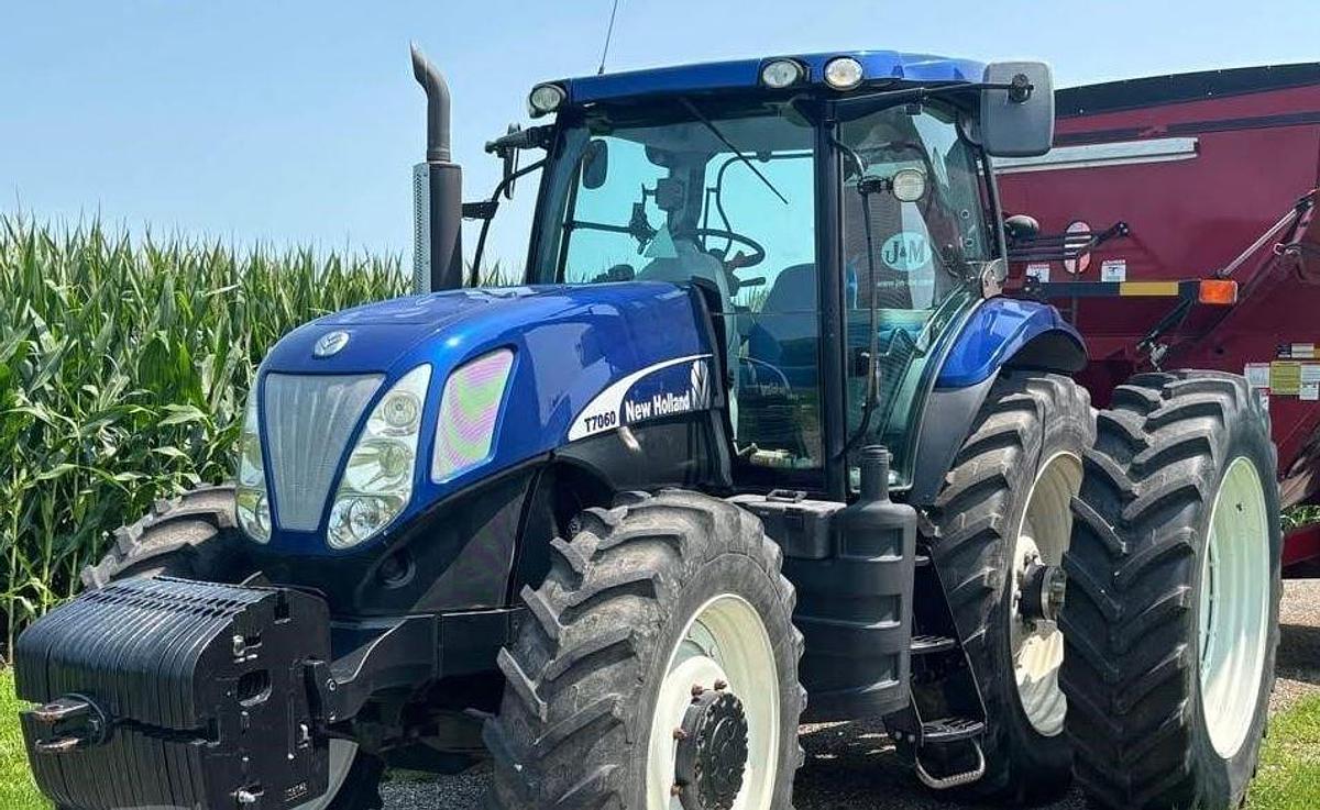 Used 2010 NEW HOLLAND T7060 Tractor