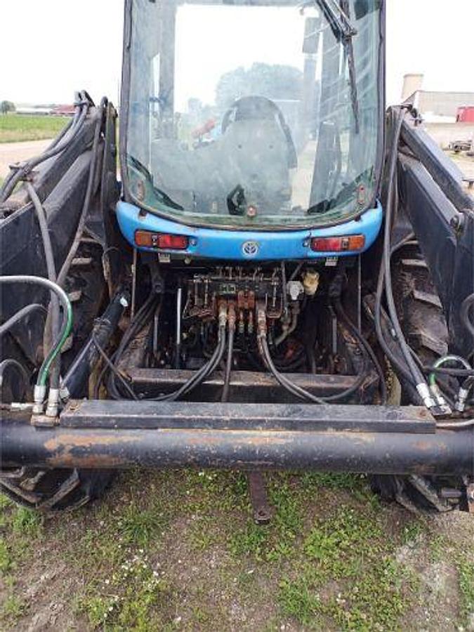 Used 2002 NEW HOLLAND TV140