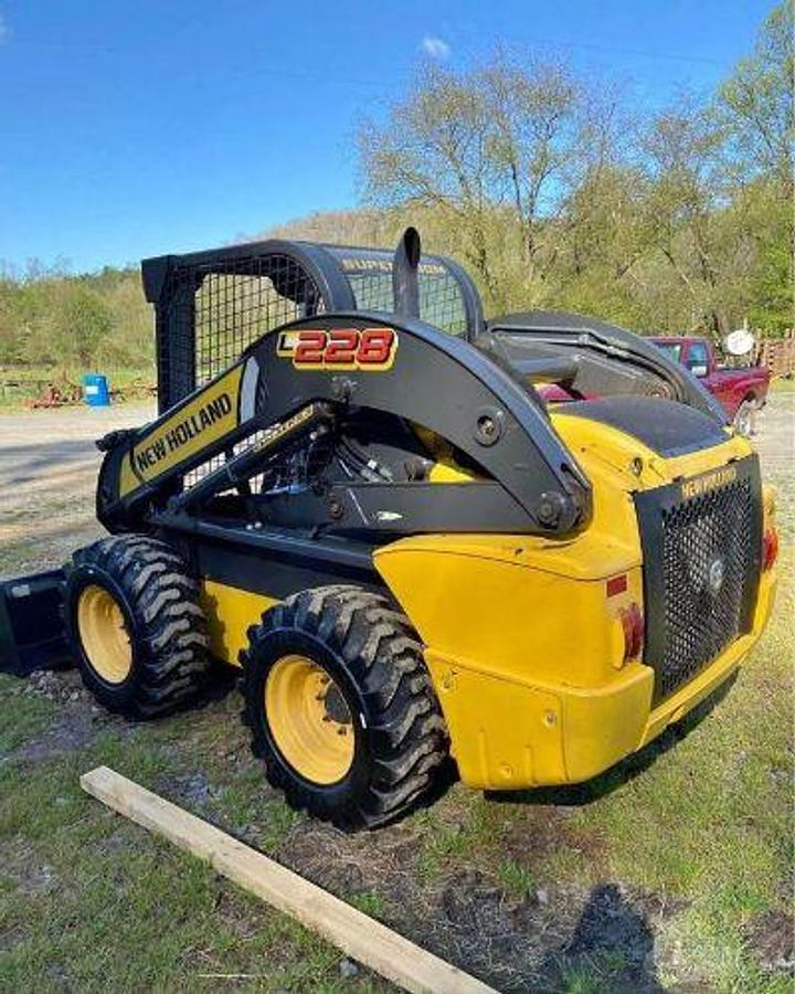 Used 2015 NEW HOLLAND L228