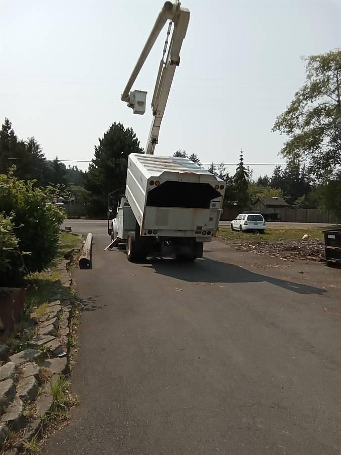 Used 2011 Freightliner Bucket Truck With Chip Box
