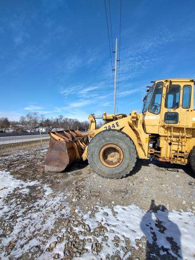 Used 1990 JOHN DEERE 744E