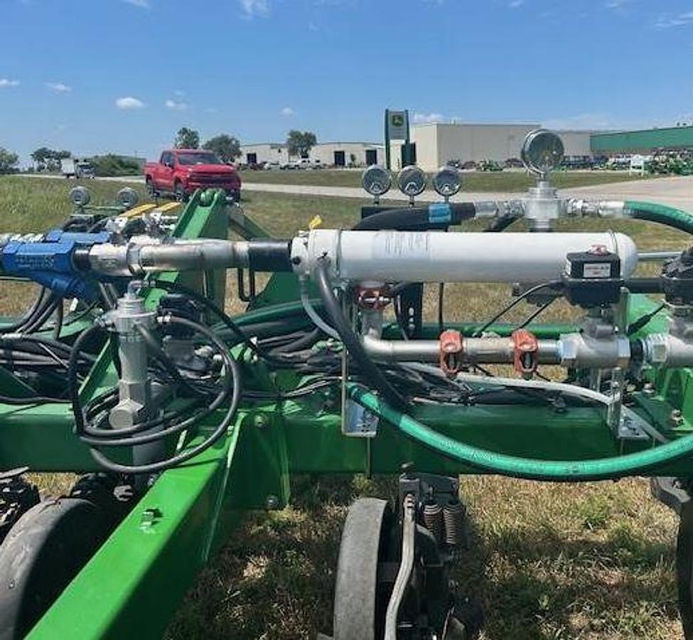 Used 2011 JOHN DEERE 2510H Fertilizer Applicator