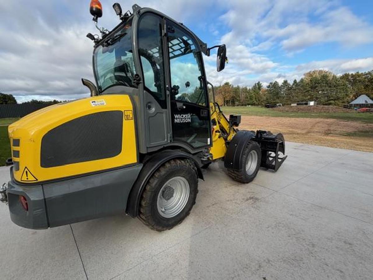 Used 2004 WACKER NEUSON Wheel Loader + Attachment