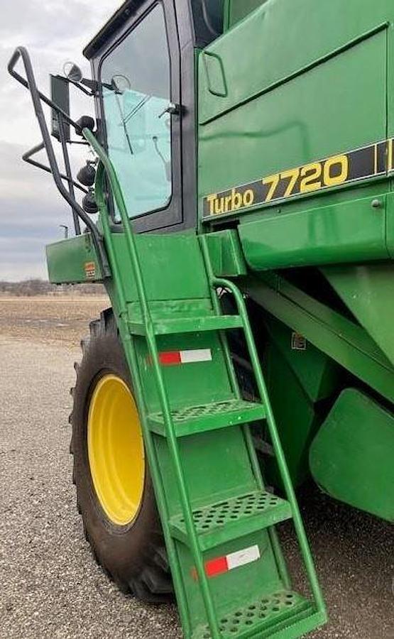 Used 1981 JOHN DEERE 7720 Combine