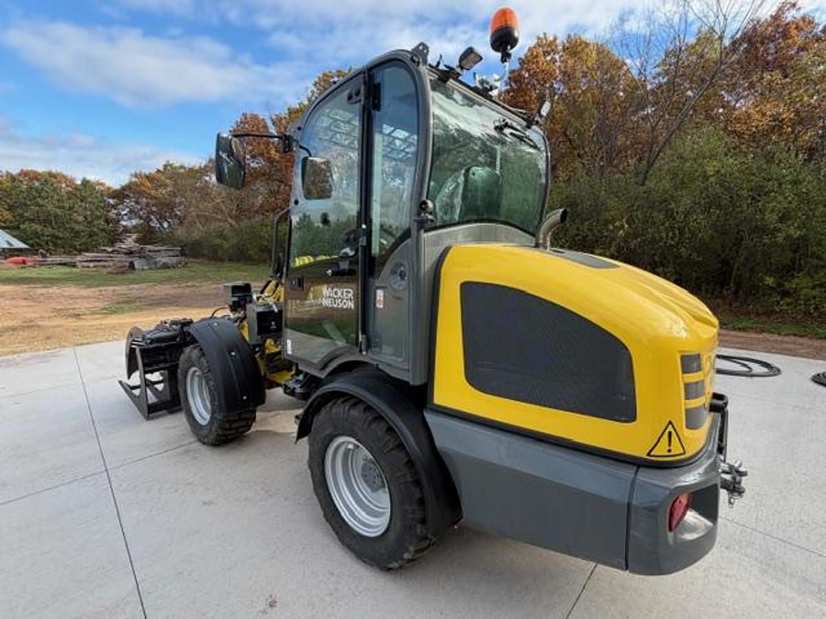 Used 2004 WACKER NEUSON Wheel Loader + Attachment