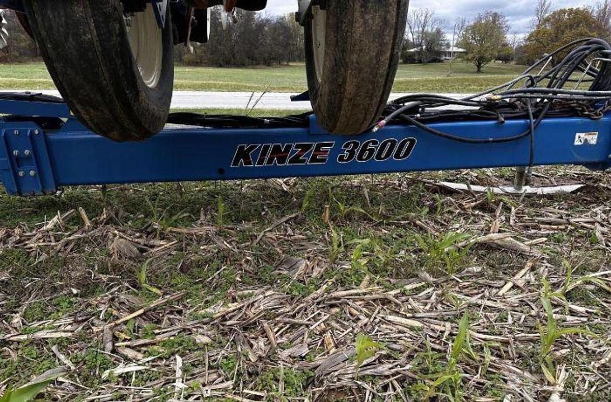 Used 2015 KINZE 3600 Planter