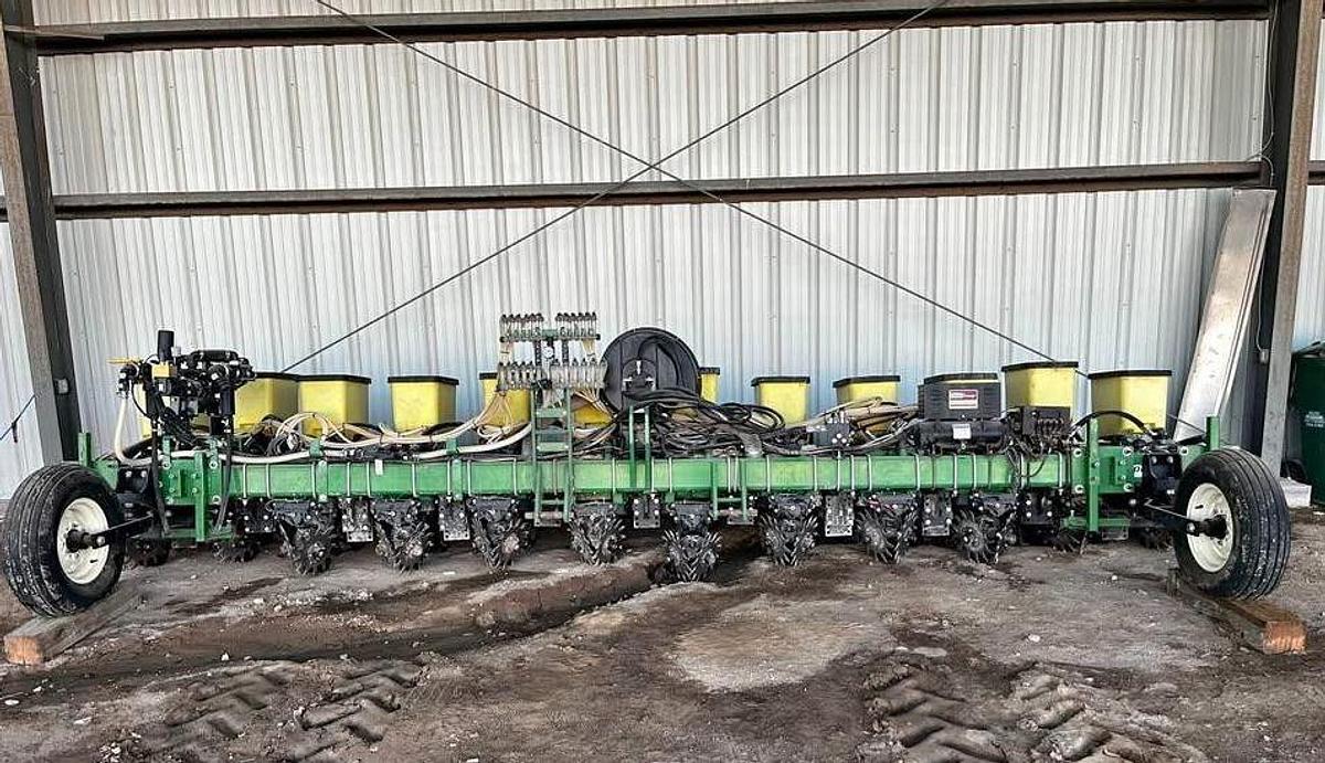 Used 2020 JOHN DEERE DR12 Planter