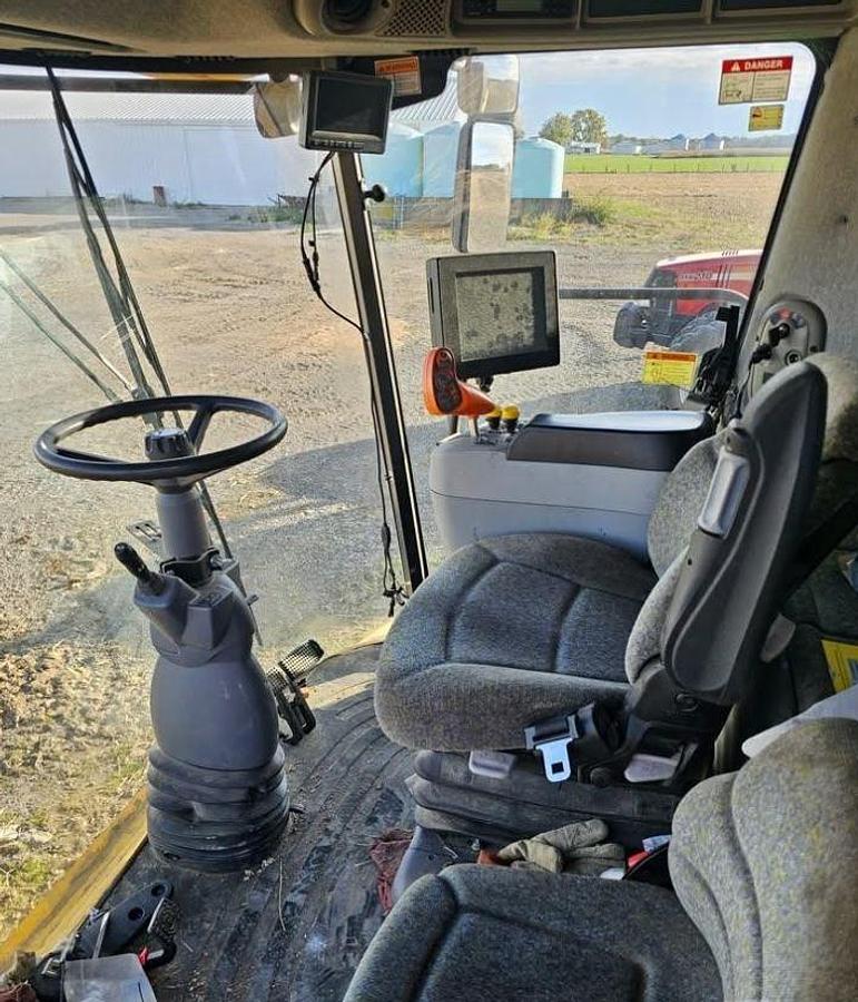 Used 2008 NEW HOLLAND CR9060 Combine