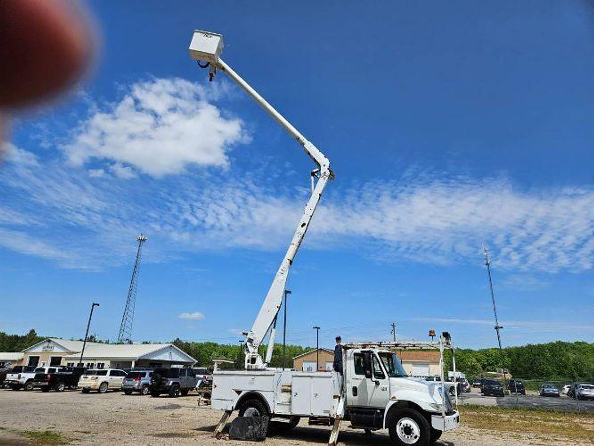 Used 2005 INTERNATIONAL 4300 DT466