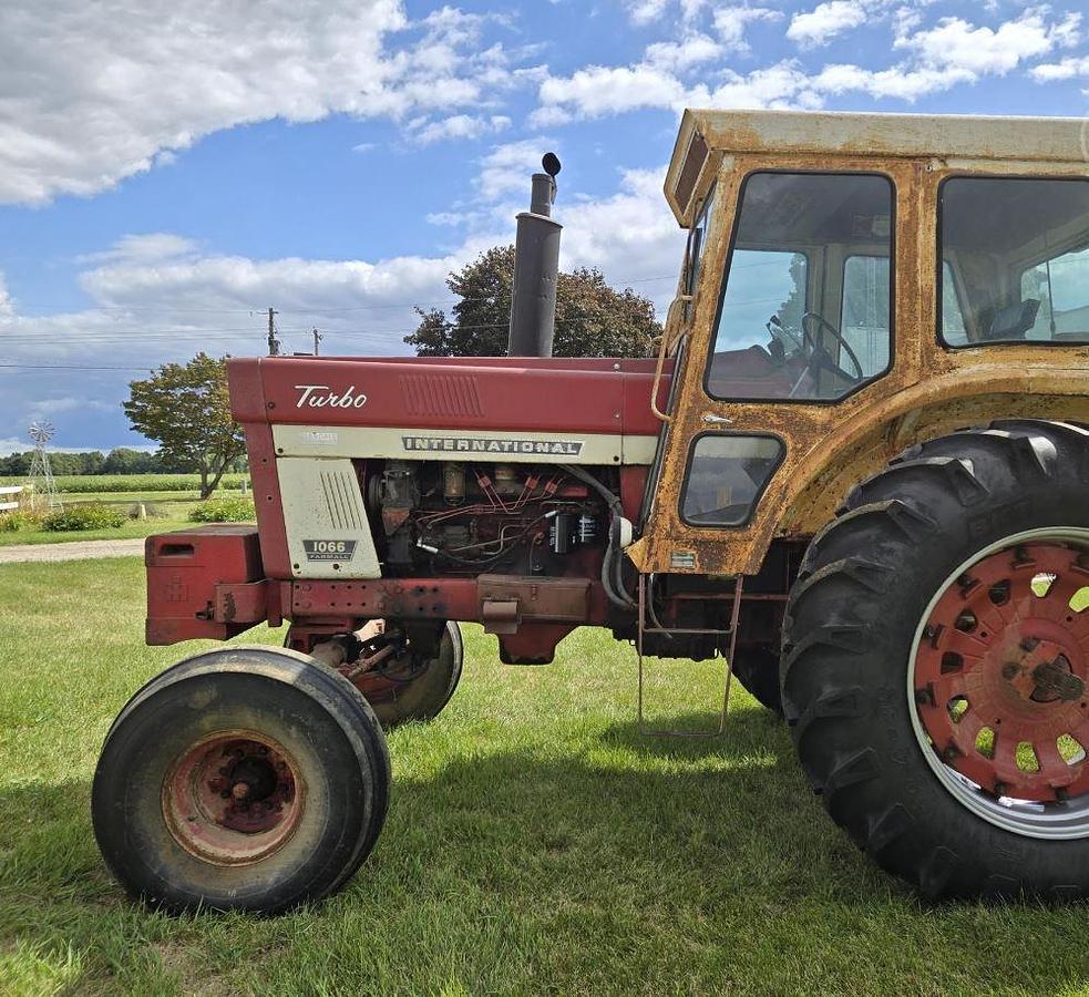 Used 1972 INTERNATIONAL 1066 Tractor
