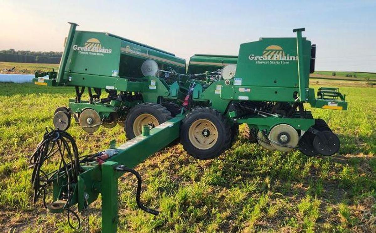 Used 2017 GREAT PLAINS 3S3000HD Grain Drill