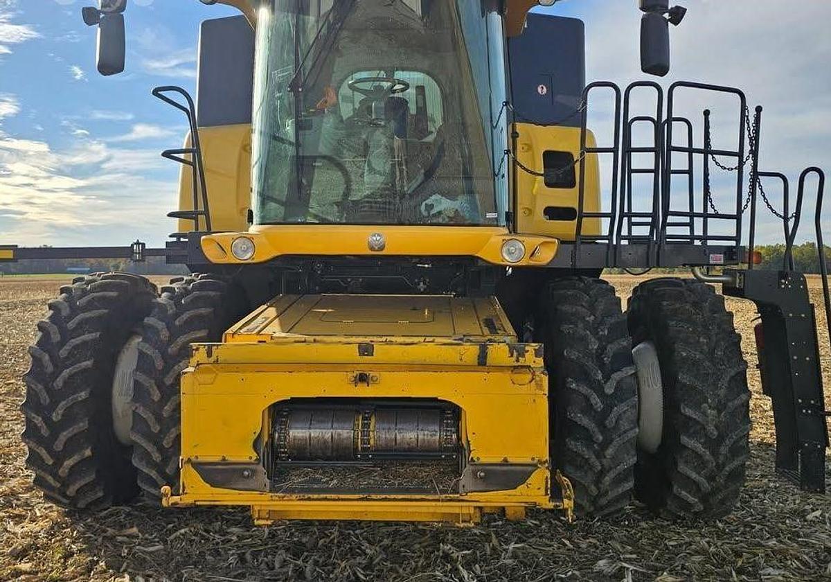 Used 2008 NEW HOLLAND CR9060 Combine