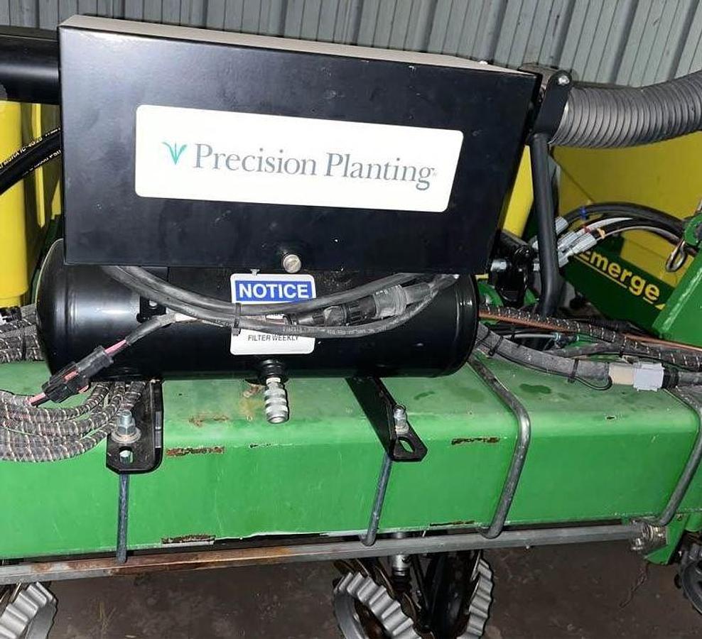 Used JOHN DEERE 1720 Planter