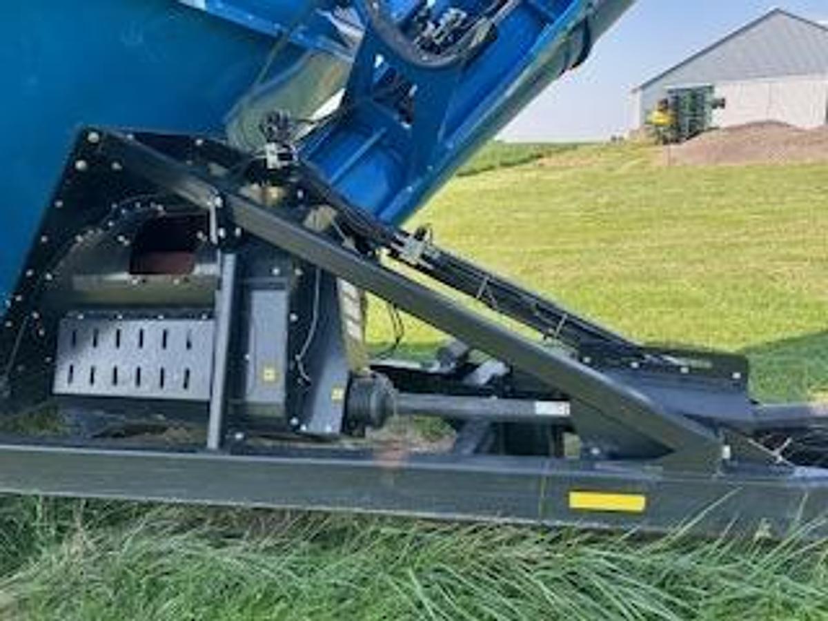 Used 2020 KINZE 1500 Grain Cart