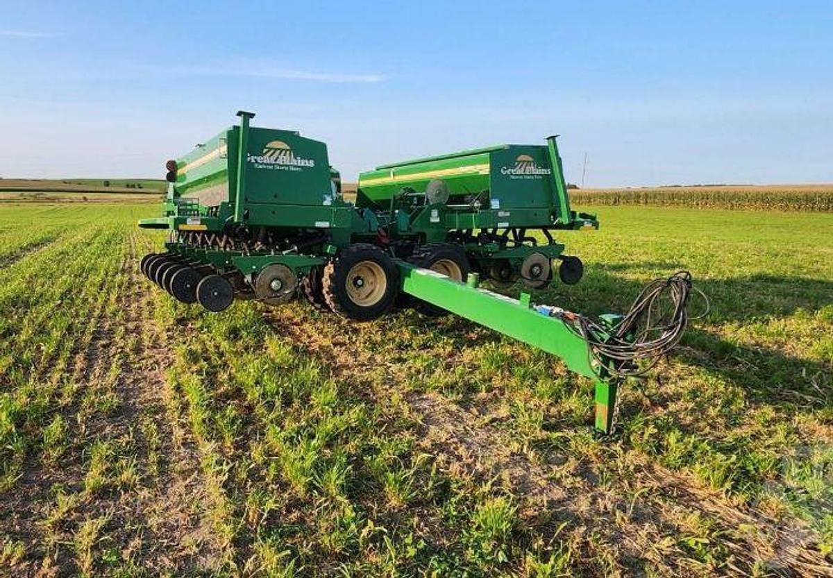 Used 2017 GREAT PLAINS 3S3000HD Grain Drill