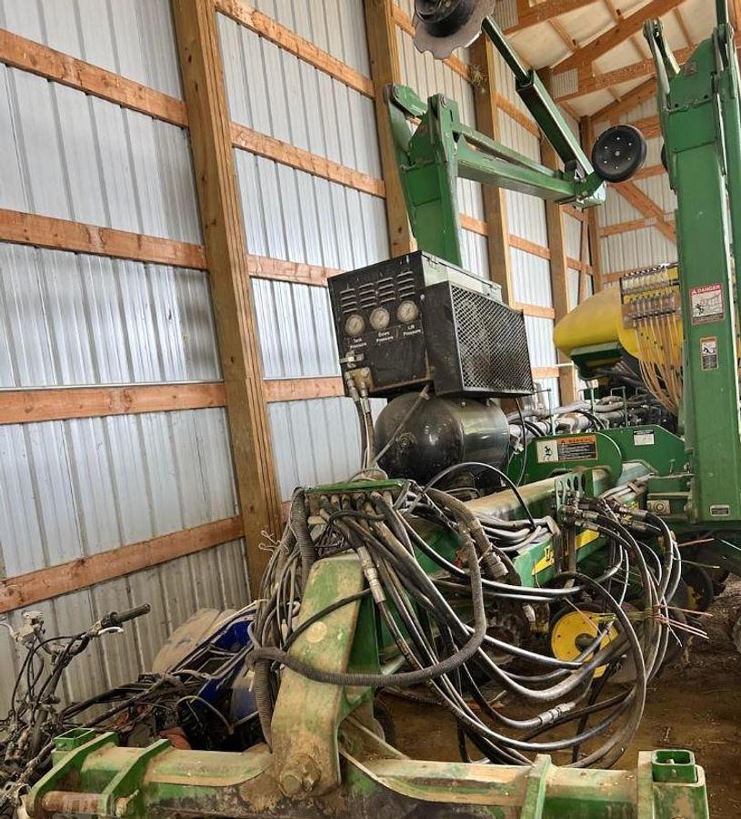 Used 2005 JOHN DEERE 1770NT Planter