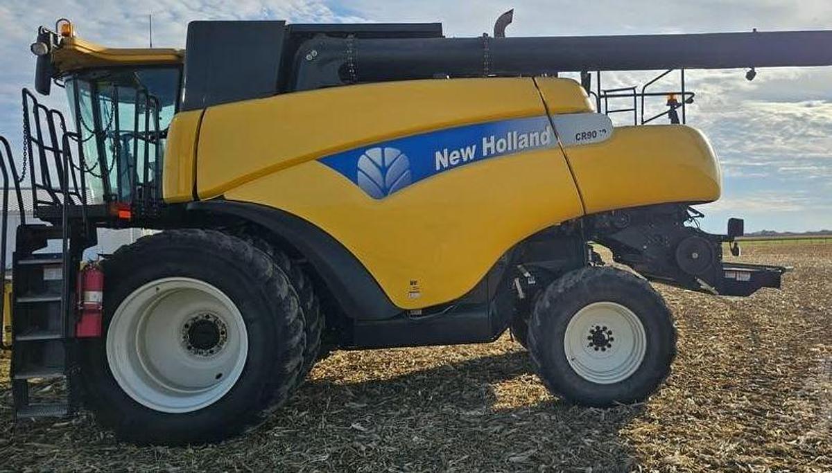 Used 2008 NEW HOLLAND CR9060 Combine