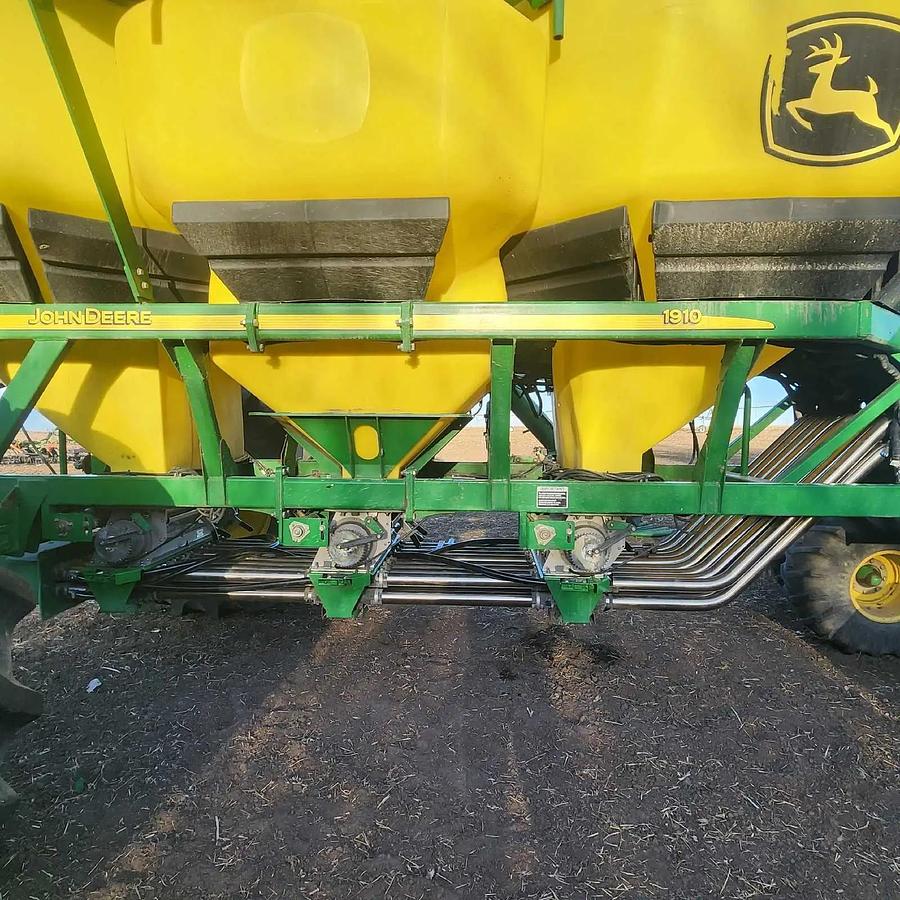 Used 2010 John Deere 1830 airdrill w/1910 cart
