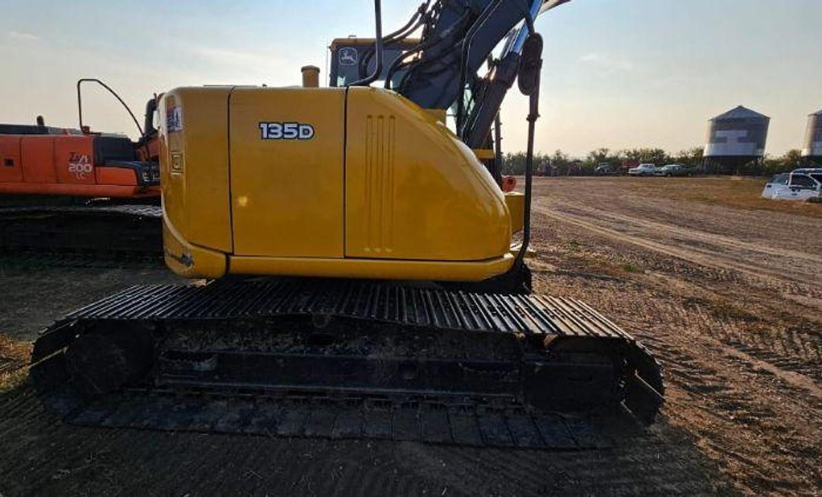 Used 2012 DEERE 135D