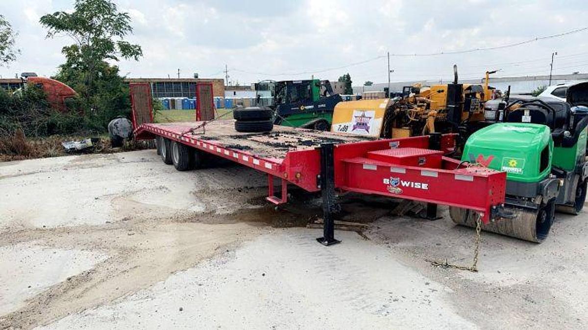 Used 2008 Leeboy 7000 Asphalt Paver with 2024 Bwise Utility Trailer