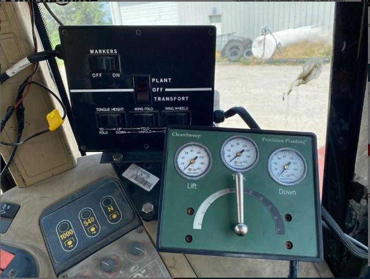 Used 2013 WHITE 8816