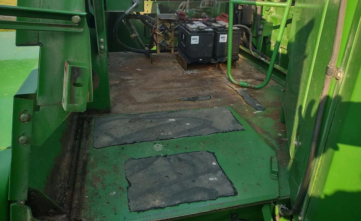 Used 1999 John Deere 9610 with Header and Cart