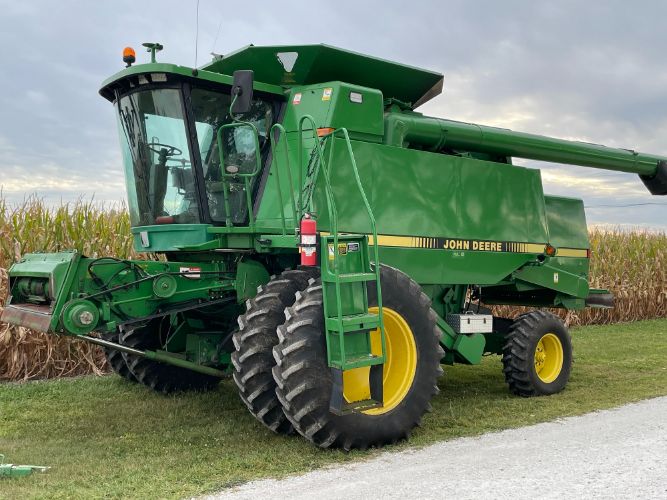 2000 John Deere 9600 Combine
