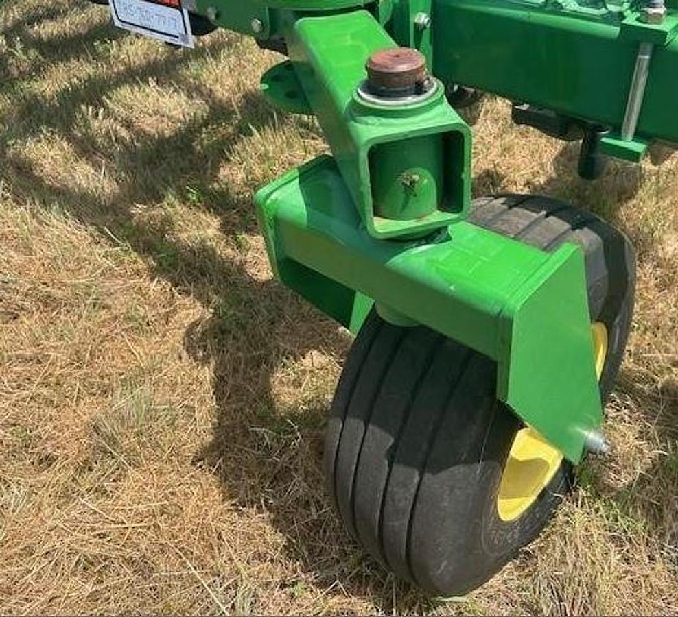 Used 2011 JOHN DEERE 2510H Fertilizer Applicator