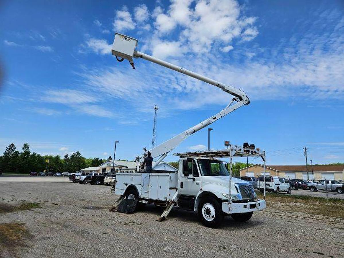Used 2005 INTERNATIONAL 4300 DT466