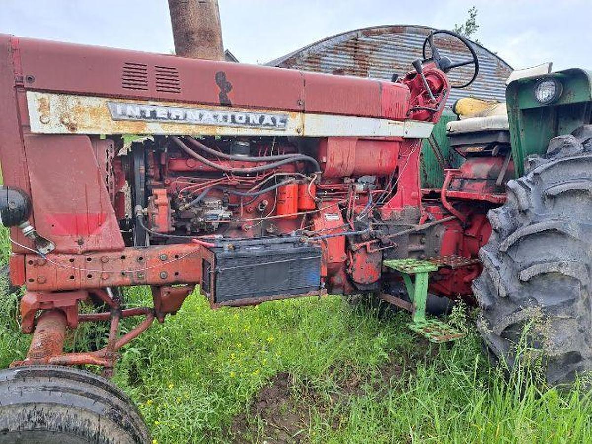 Used 1971 INTERNATIONAL 826 Tractor