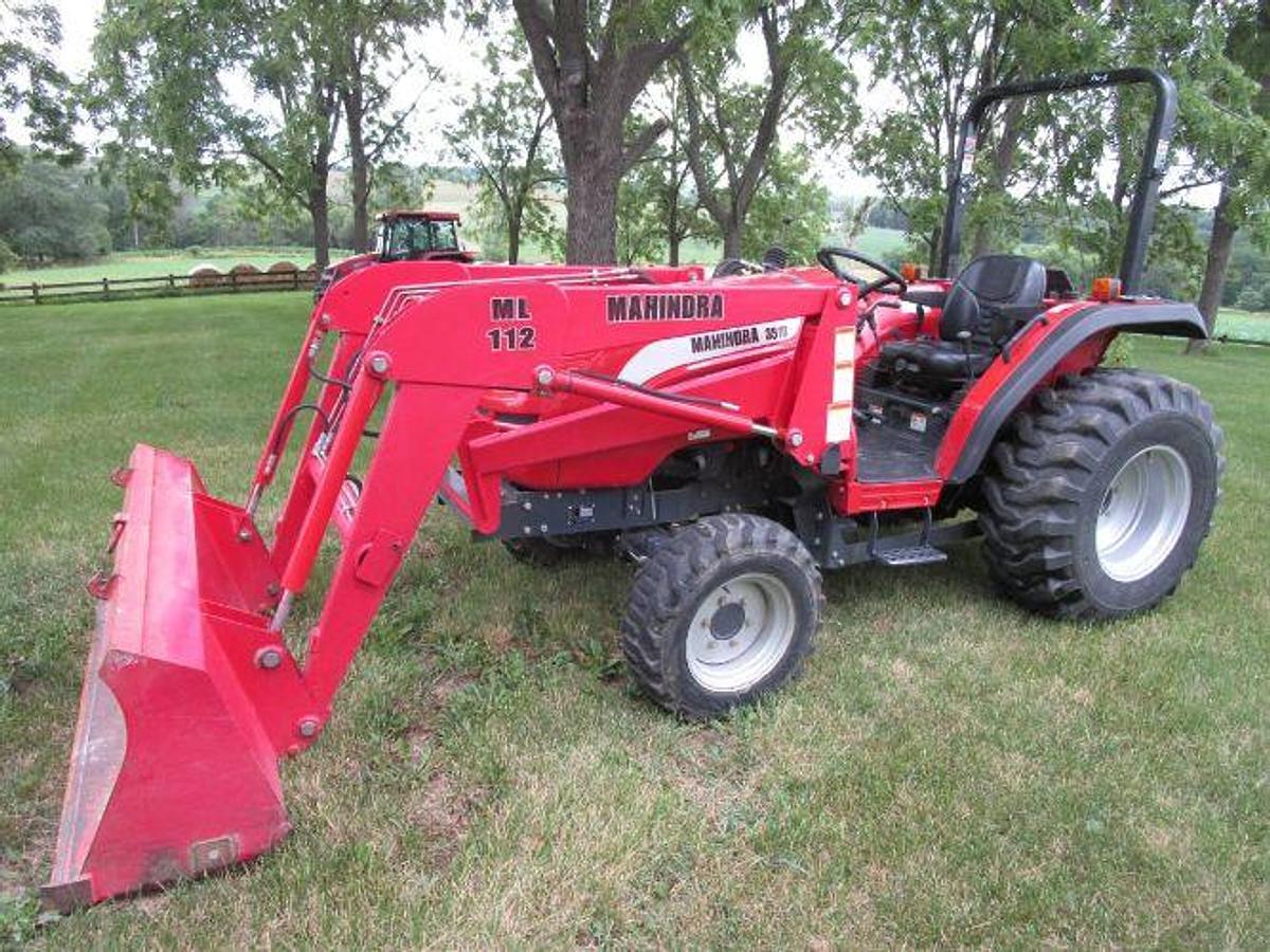 Used 2005 Mahindra 3510 with Loader