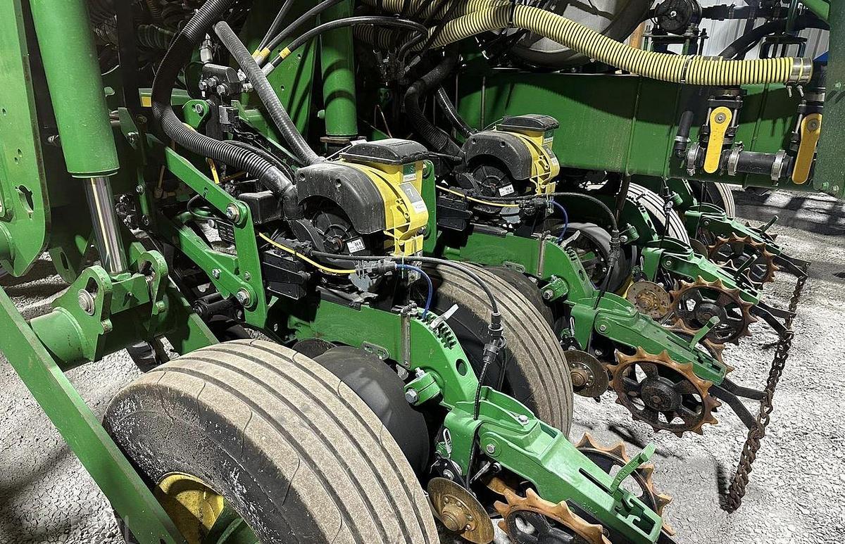 Used 2007 JOHN DEERE 1770NT Planter