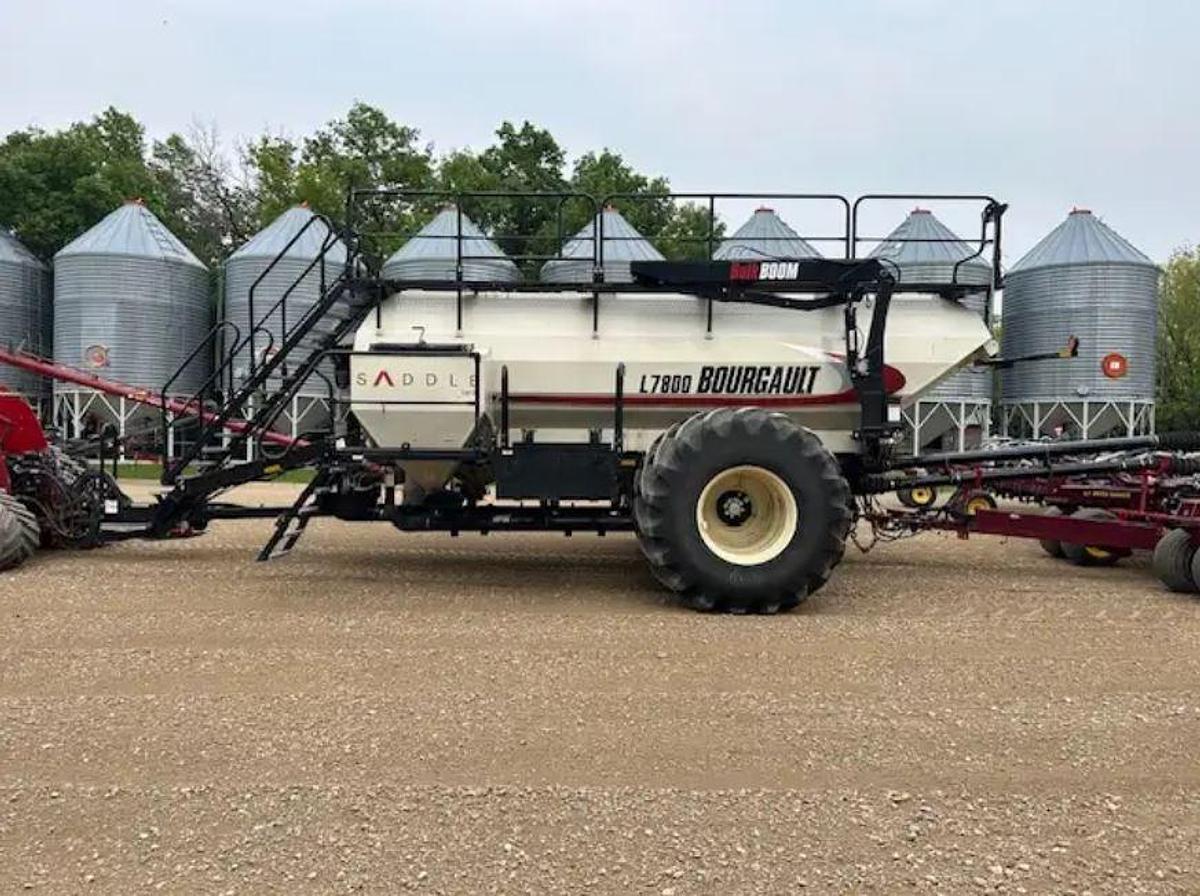 Used 2015 Bourgault L7800 with Seedhawk 6510 Toolbar