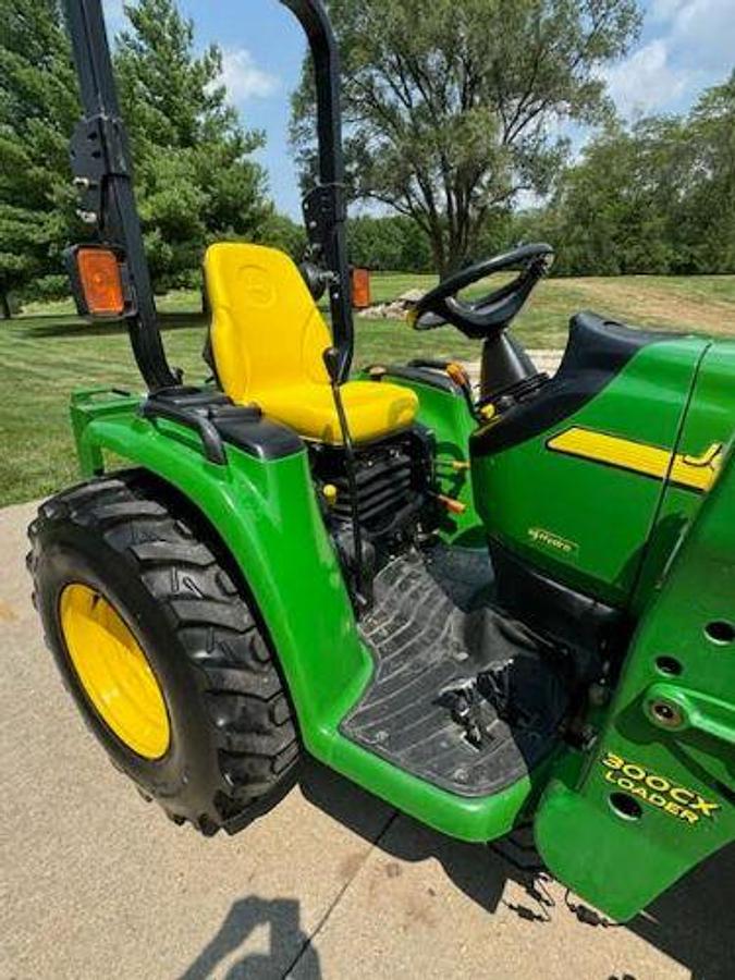 Used 2005 JOHN DEERE 3320