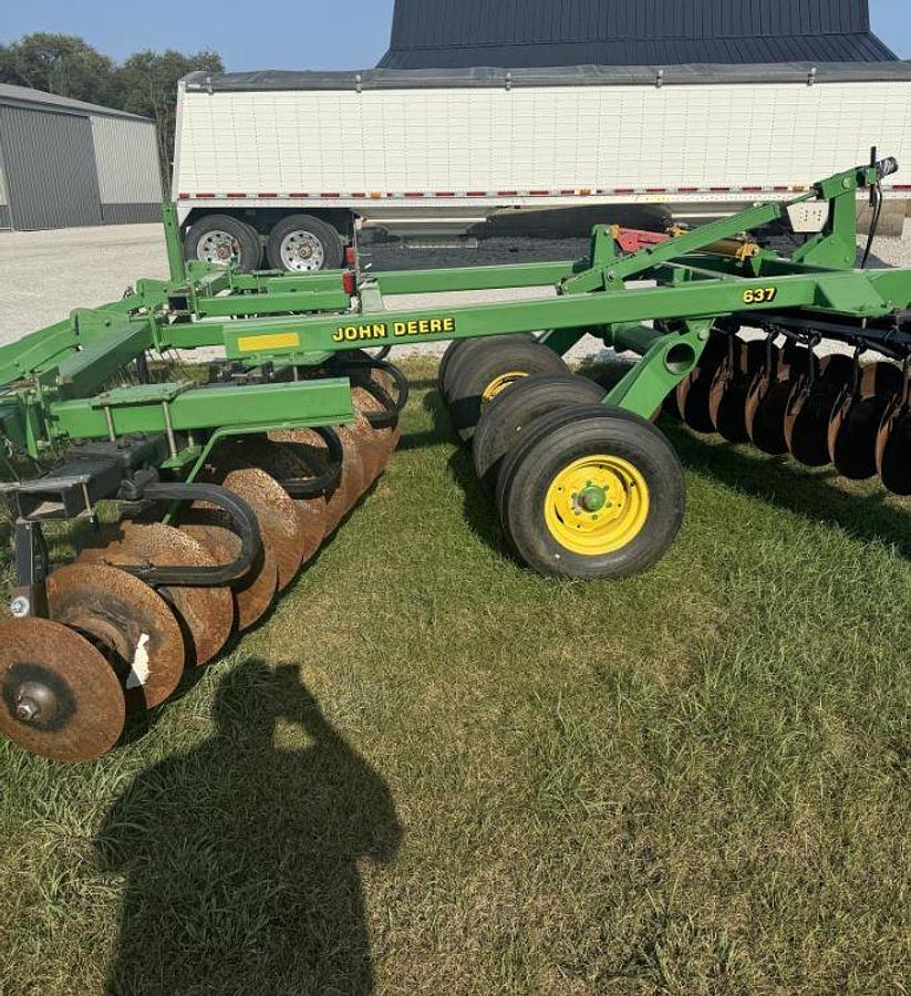 Used JOHN DEERE 637