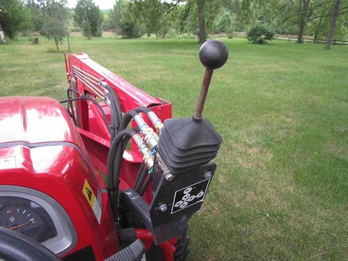Used 2005 Mahindra 3510 with Loader