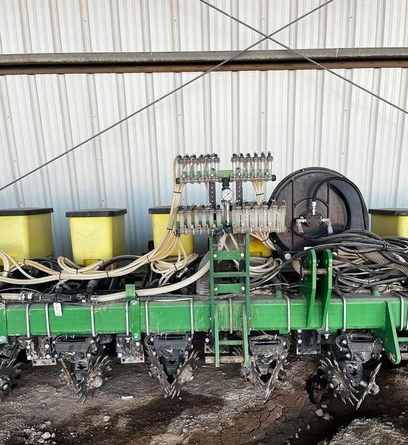 Used 2020 JOHN DEERE DR12 Planter