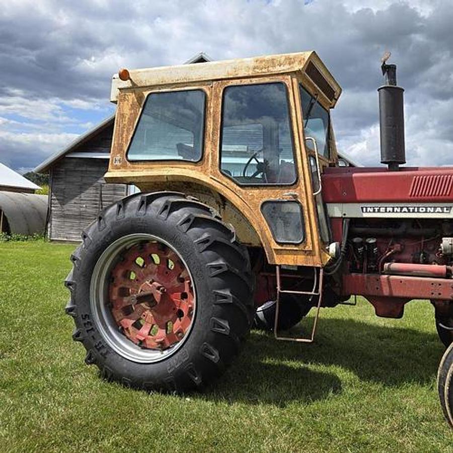 Used 1972 INTERNATIONAL 1066 Tractor