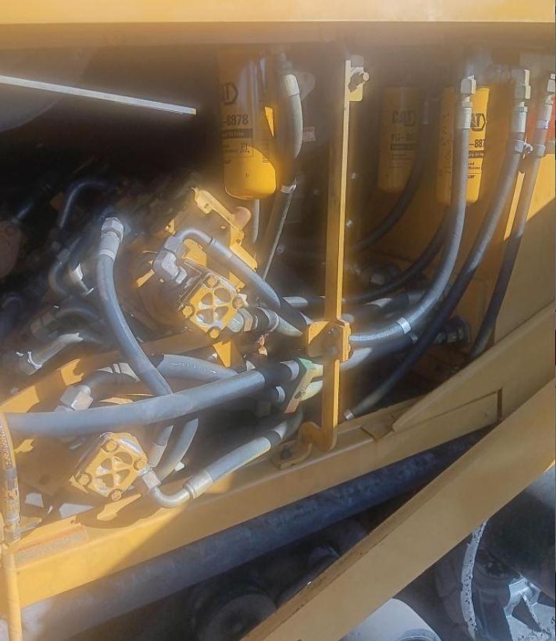 Used 2004 CATERPILLAR AP-655C