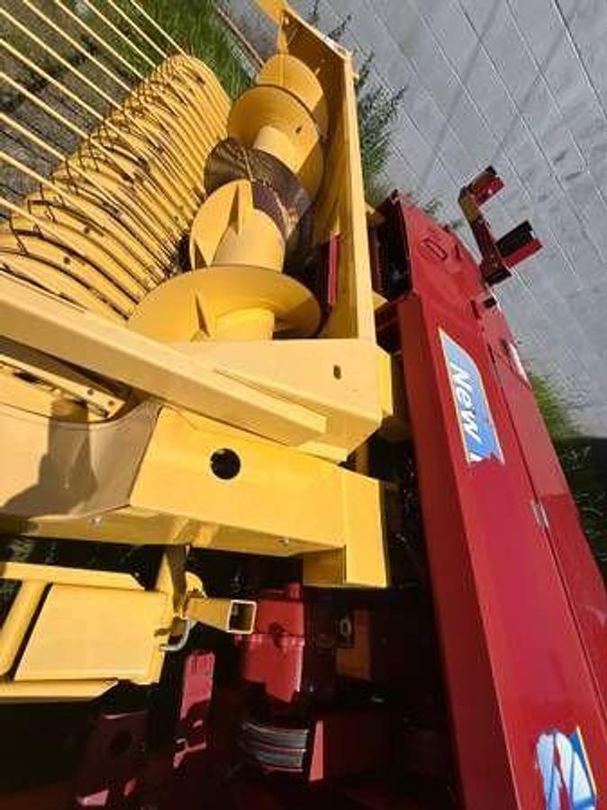 Used 2010 NEW HOLLAND Chopper 790 Harvester for Silage