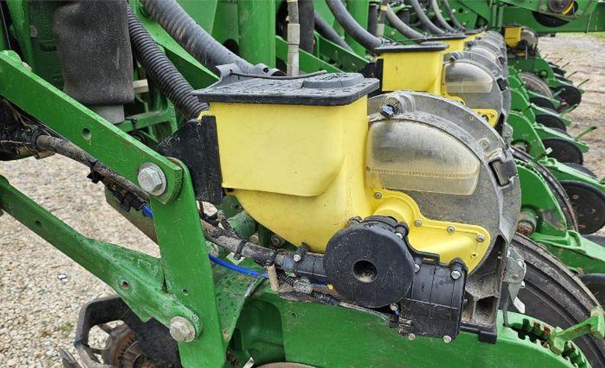 Used 2009 JOHN DEERE 1770NT Planter