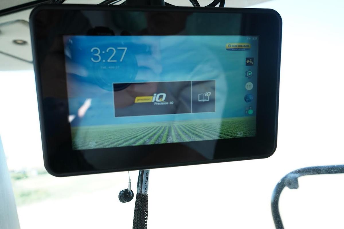 Used 2005 Gleaner R65 Combine