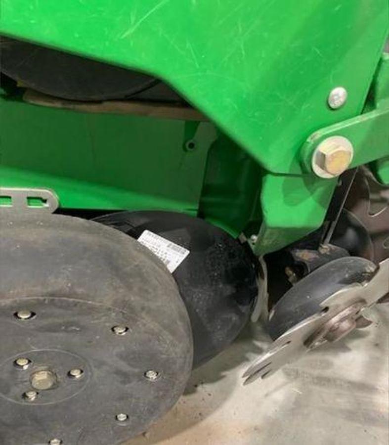 Used 2010 JOHN DEERE 1760 MaxEmerge XP Vac Planter