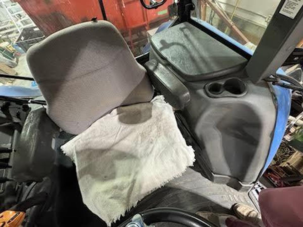 Used 2003 NEW HOLLAND TM140