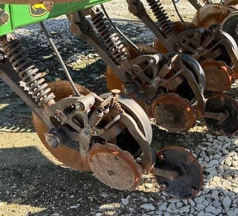 Used 2009 JOHN DEERE 2510H Fertilizer