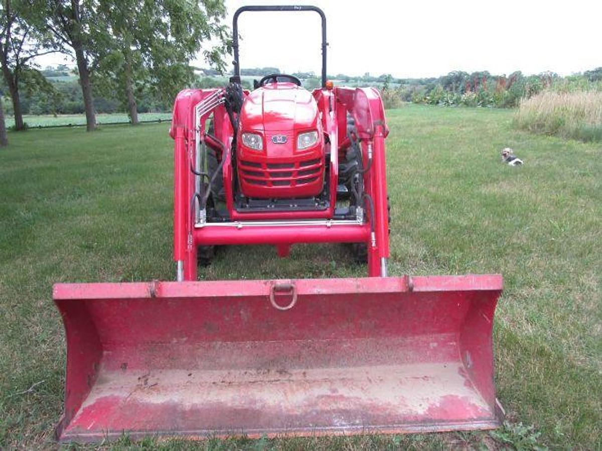 Used 2005 Mahindra 3510 with Loader
