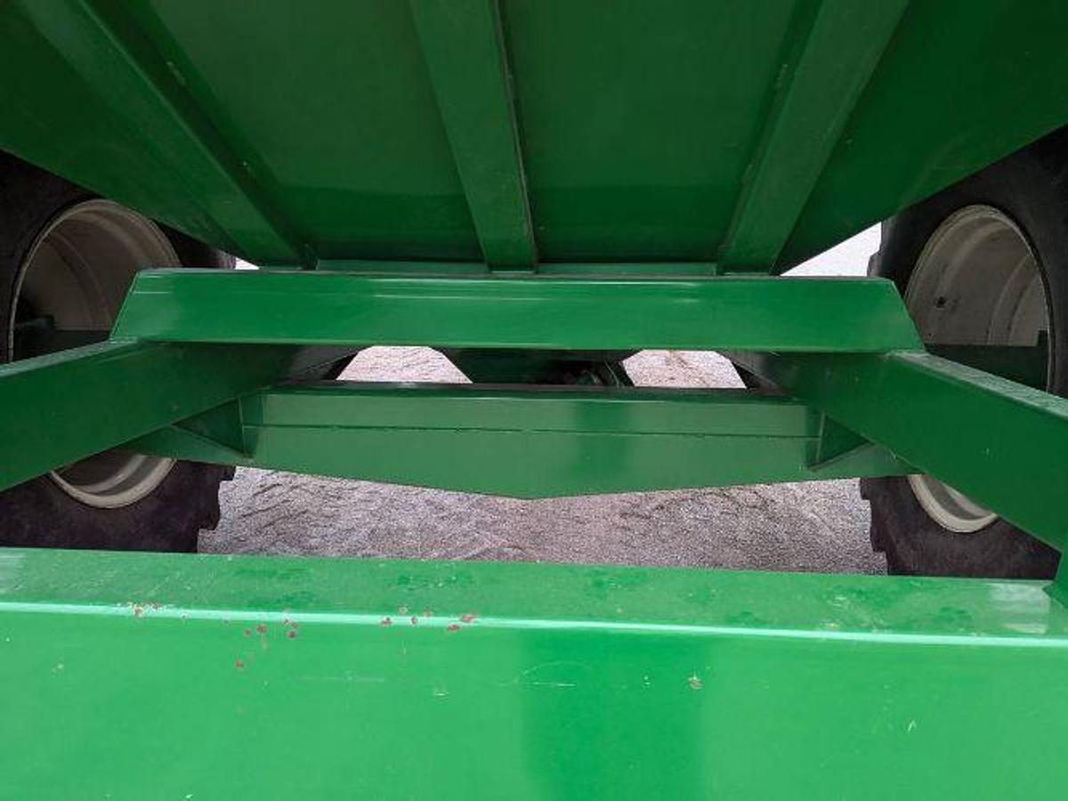 Used Unknown J and M 750 14 Grain Cart