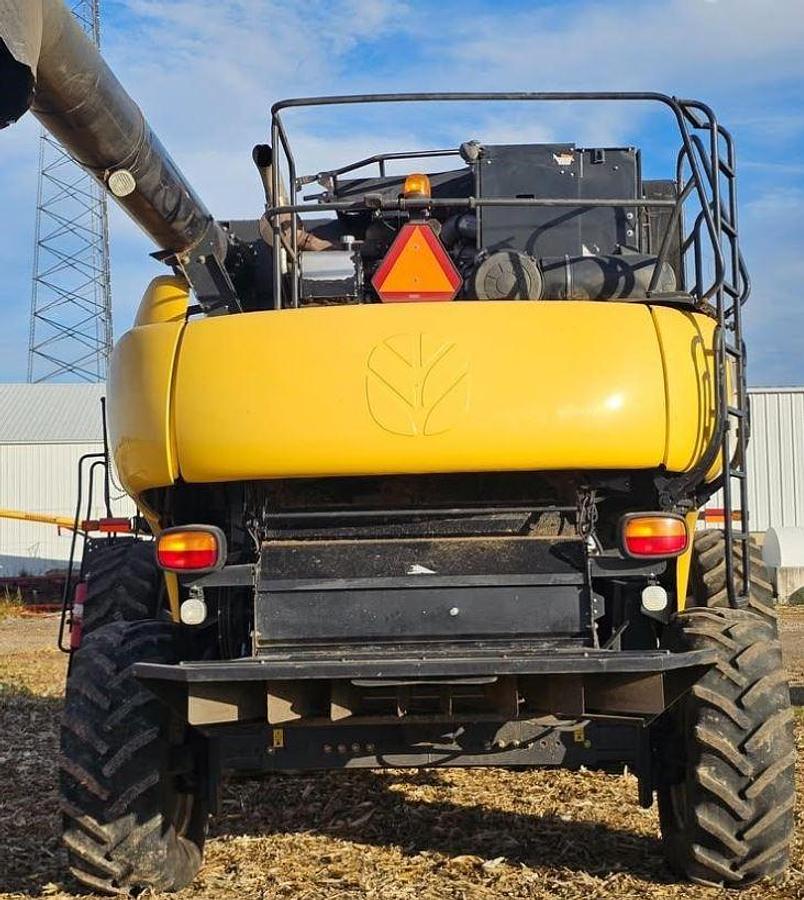 Used 2008 NEW HOLLAND CR9060 Combine