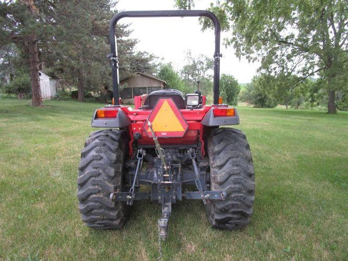 Used 2005 Mahindra 3510 with Loader