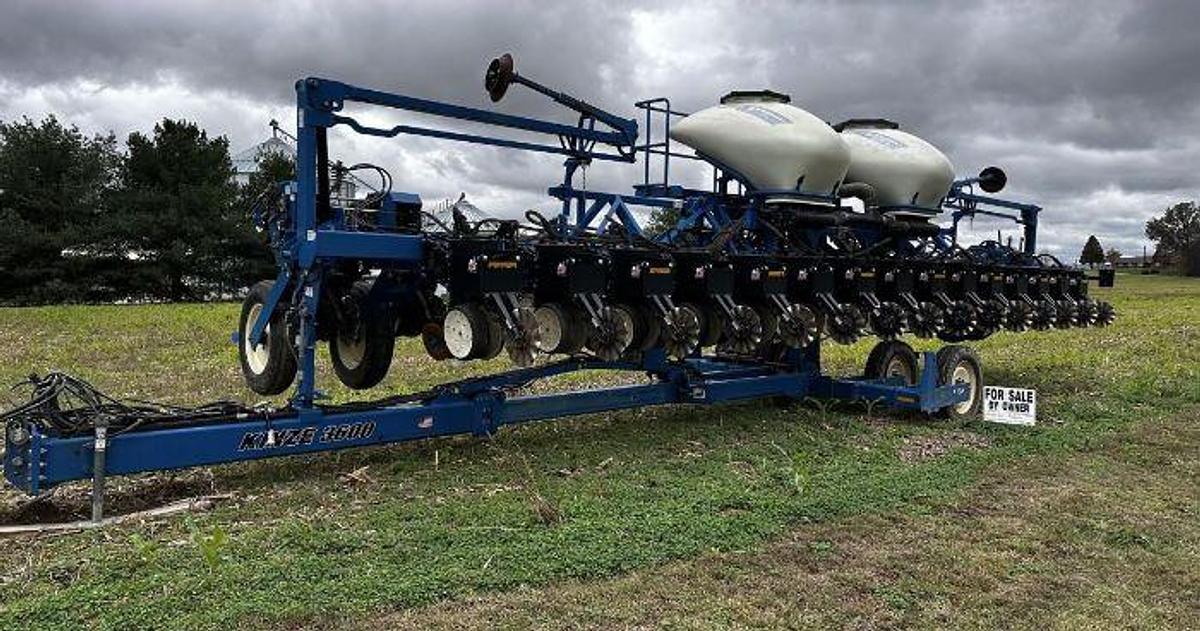 Used 2015 KINZE 3600 Planter